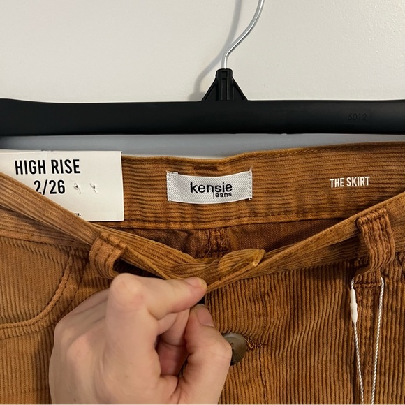 KENSIE JEANS CORDUROY MINI SKIRT SIZE 2/26 BUTTON DOWN DEEP CAMEL BROWN NWT - Picture 2 of 4